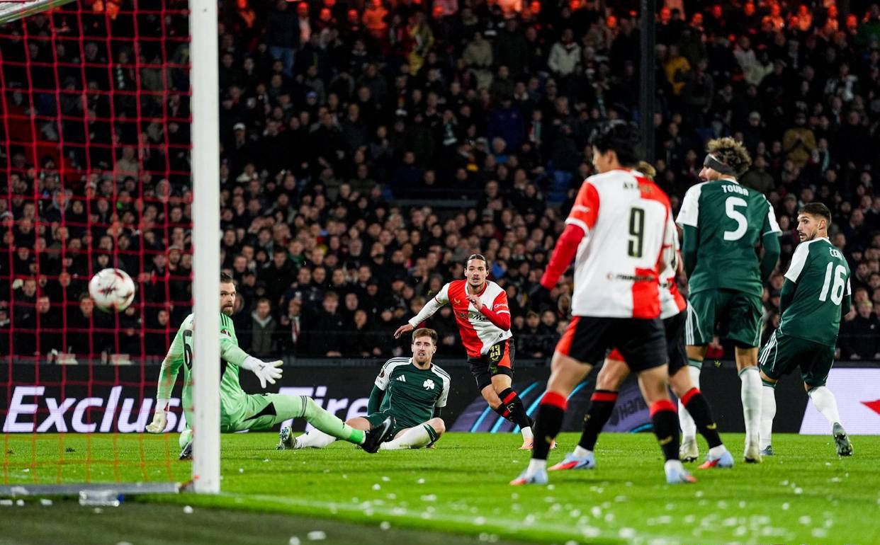 开云体育在线入口-今晨全明星赛焦点战,埃因霍温防线松动,质疑声仍在,赛季目标并未改变