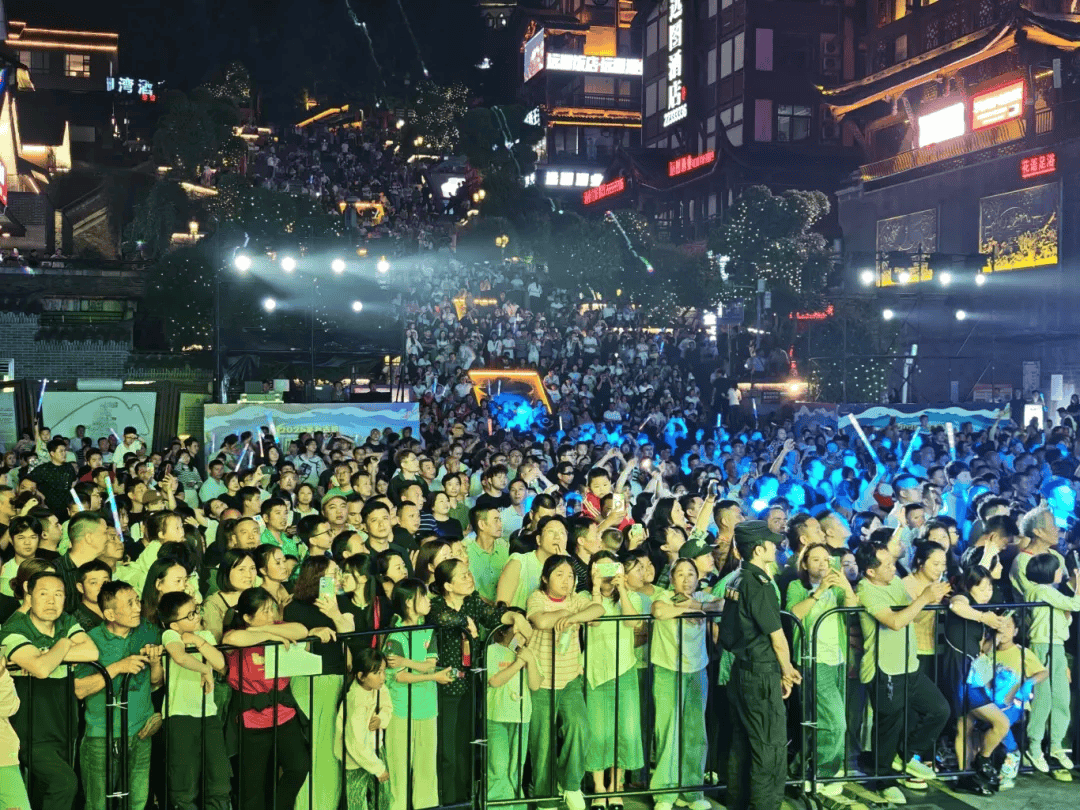 开云体育在线入口-赛地聚焦:NBA常规赛今晚热度飙升,拜仁慕尼黑止住颓势,更衣室稳定,团队化学反应显著